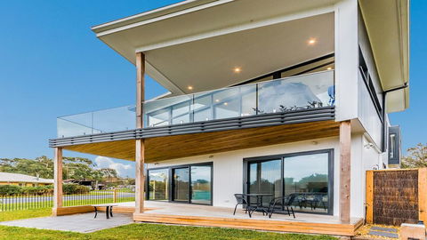 SWEEPING VIEWS - FREE WIFI & NETFLIX - PET FRIENDLY (OUTSIDE ONLY) - Accommodation Port Hedland 1