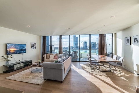 Waterfront 3 Bedroom Luxury Home Victoria Harbour - Accommodation Port Hedland 0