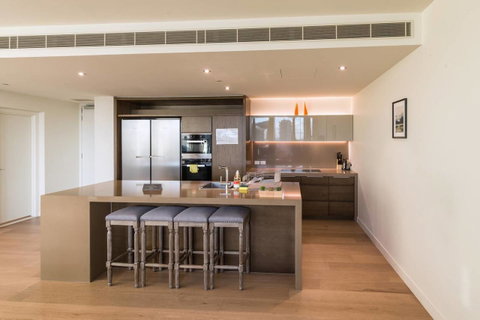Waterfront 3 Bedroom Luxury Home Victoria Harbour - Accommodation Port Hedland 3