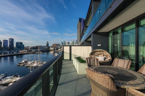 Waterfront 3 Bedroom Luxury Home Victoria Harbour - Accommodation Port Hedland 6
