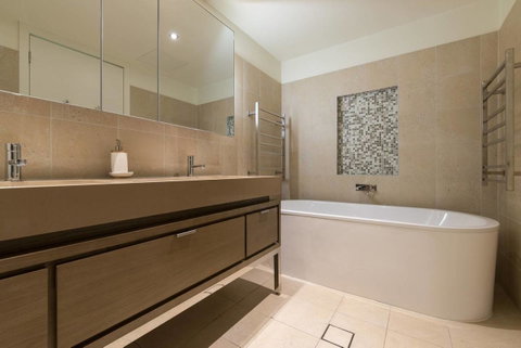 Waterfront 3 Bedroom Luxury Home Victoria Harbour - Accommodation Port Hedland 9