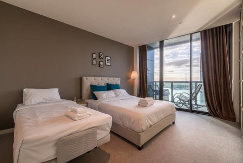 Waterfront 3 Bedroom Luxury Home Victoria Harbour - Accommodation Port Hedland 8