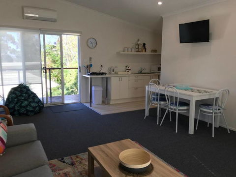 The Lake Guesthouse - Accommodation Port Hedland 2