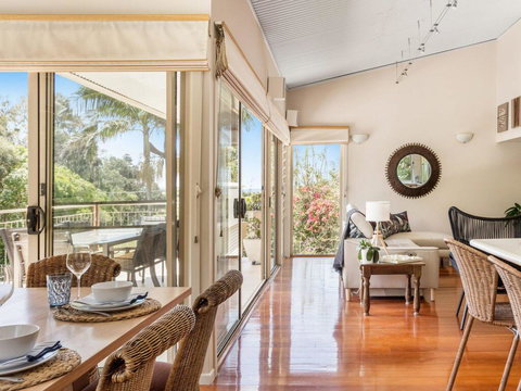 The Stanwell Beach Glass House - Beach & Pool - Accommodation Port Hedland 2