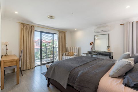 ULTRA SPACIOUS STYLISH HOME IN PRESTONS - SYDNEY - Accommodation Port Hedland 2
