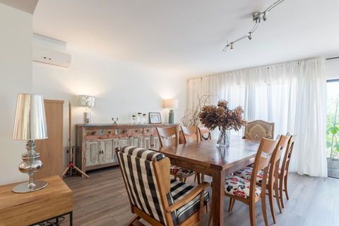 ULTRA SPACIOUS STYLISH HOME IN PRESTONS - SYDNEY - Accommodation Port Hedland 1