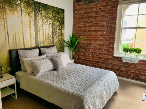 Ultra-chic Top Floor New York Style Loft Apartment - Accommodation Port Hedland 3