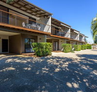 Unit 2 Rainbow Surf - Modern double storey townhouse with large shared pool close to beach and shops - Accommodation Port Hedland