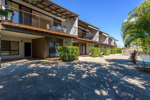 Unit 2 Rainbow Surf - Modern, Double Storey Townhouse With Large Shared Pool, Close To Beach And Shops - Accommodation Port Hedland 0