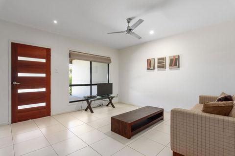 Unit 2 Rainbow Surf - Modern, Double Storey Townhouse With Large Shared Pool, Close To Beach And Shops - Accommodation Port Hedland 2