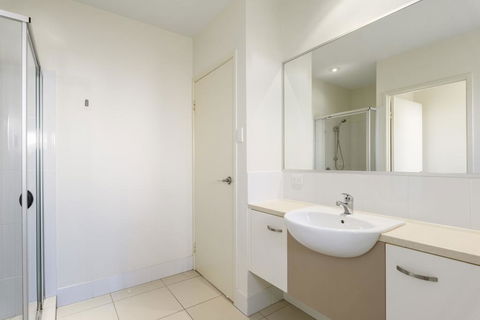 Unit 2 Rainbow Surf - Modern, Double Storey Townhouse With Large Shared Pool, Close To Beach And Shops - Accommodation Port Hedland 3