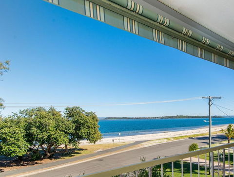 VIEWS VIEWS VIEWS! Front Top Floor Waterfront Unit - Chnook Apartments South Esp, Bongaree - Accommodation Port Hedland 0