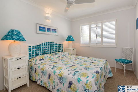 VIEWS VIEWS VIEWS! Front Top Floor Waterfront Unit - Chnook Apartments South Esp, Bongaree - Accommodation Port Hedland 2