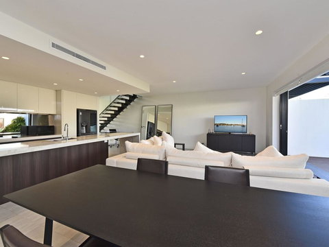 Villa Capri Waterside At Trinity Point - Accommodation Port Hedland 3