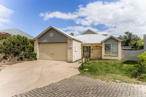 WALKIN ON SUNSHINE - STROLL TO BEACH BREAK - Accommodation Port Hedland 0