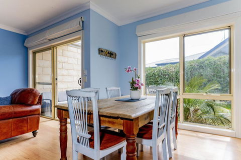 WALKIN ON SUNSHINE - STROLL TO BEACH BREAK - Accommodation Port Hedland 1