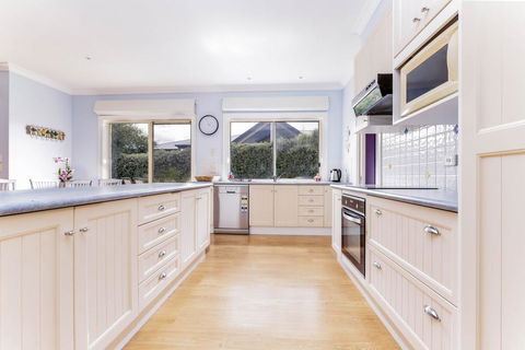 WALKIN ON SUNSHINE - STROLL TO BEACH BREAK - Accommodation Port Hedland 2