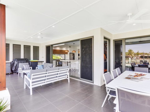 WATERFRONT HOME BORDERING MOOLOOLABA - Accommodation Port Hedland 2