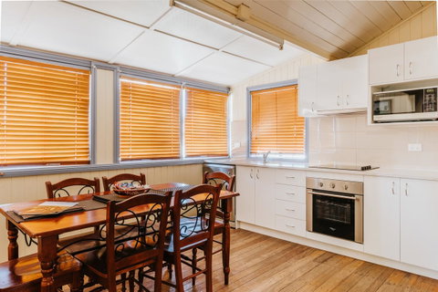 Apple Blossom Cottages - Accommodation Port Hedland 7