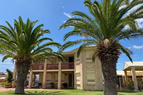 Whispering Palms - Accommodation Port Hedland 0