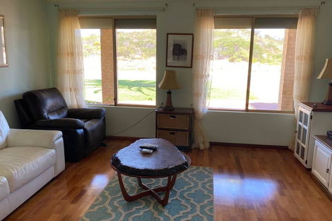 Whispering Palms - Accommodation Port Hedland 3