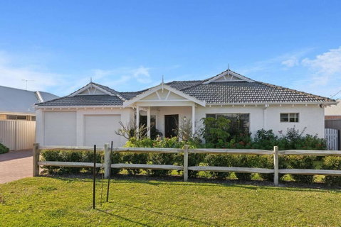 Allumina - Stylish Pet Friendly Beachside Retreat - Accommodation Port Hedland 0