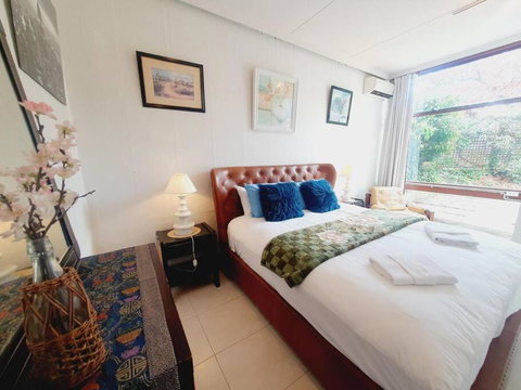 Architectural Bright Open 2B&1B Home With A Private Garden At Yarralumla - Accommodation Port Hedland 0