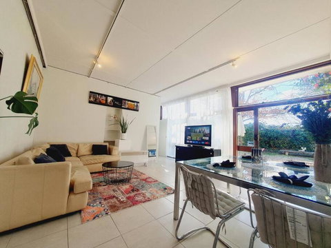 Architectural Bright Open 2B&1B Home With A Private Garden At Yarralumla - Accommodation Port Hedland 3