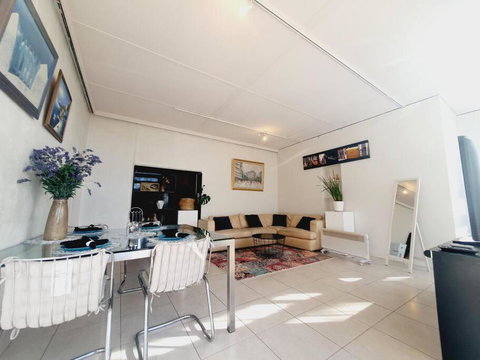 Architectural Bright Open 2B&1B Home With A Private Garden At Yarralumla - Accommodation Port Hedland 4