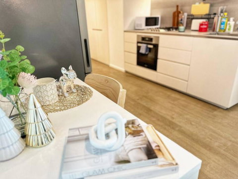 AUS 3415 - 2BR Luxurious Suite FREE PARKING Near Yarra River And Crown - Accommodation Port Hedland 4