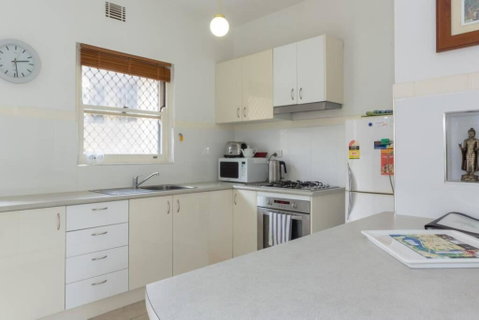 B6 Crawley Apartment 1 BRM & Sleepout Near UWA - Accommodation Port Hedland 3