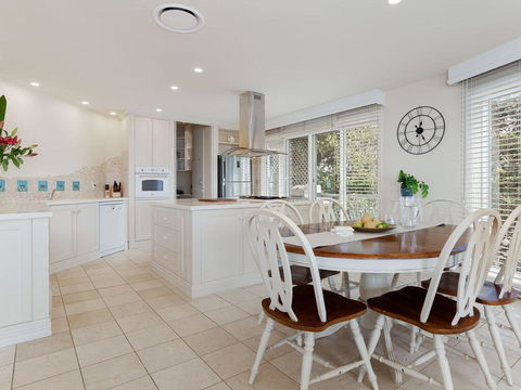 'Baylife Villa' 4a Warruga St - Large Home With WIFI, Netflix, Aircon, Linen & Spectacular Views - Accommodation Port Hedland 3
