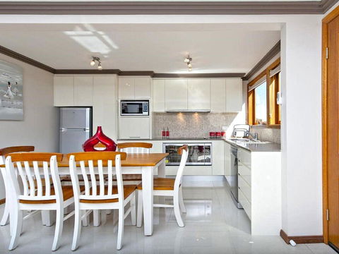 'Beach Break 2', 2/10 Lionel St - Downstairs Unit With Aircon - Accommodation Port Hedland 2