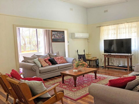 'Daves Place', 27 Rigney St - Holiday House With WIFI, Aircon & Boat Parking - Accommodation Port Hedland 3