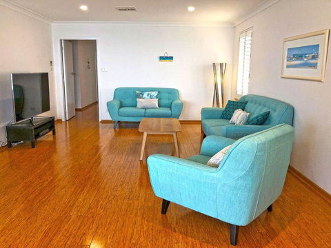 'Mooring Two Upstairs', 23 Shoal Bay Rd - Stunning Views, WIFI, Air Conditioning And Boat Parking - Accommodation Port Hedland 3