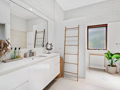 'Nunkeri', 5 Kerrie Close - Stunning House With Fabulous Views, Linen, WIFI & Air Conditioning - Accommodation Port Hedland 3