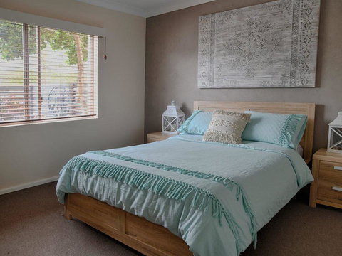 'Sandy Bottoms' With WiFi Just Moments From Beach - Accommodation Port Hedland 1