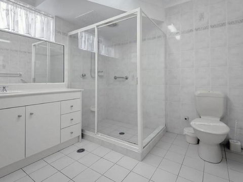 1 'Laman Lodge', 15 Laman Street - Stunning Air Conditioned Unit With Water Views And WIFI - Accommodation Port Hedland 1