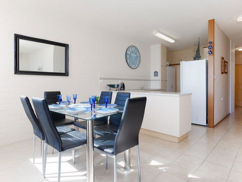 1 'Little Hut', 20 Kurrawa Close - Spectacular Water Views, NBN & Air Conditioned - Accommodation Port Hedland 3