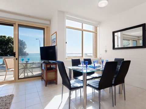 1 'Little Hut', 20 Kurrawa Close - Spectacular Water Views, NBN & Air Conditioned - Accommodation Port Hedland 1