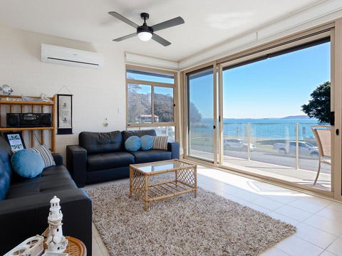 1 'Little Hut', 20 Kurrawa Close - Spectacular Water Views, NBN & Air Conditioned - Accommodation Port Hedland 2