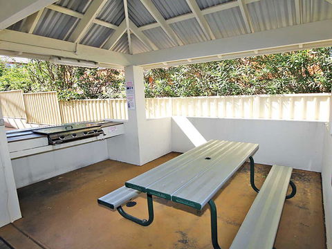 1 'SEASHELLS' 21-23 MAGNUS STREET - WIFI, POOL, LIFT & AIR CONDITIONING - Accommodation Port Hedland 2