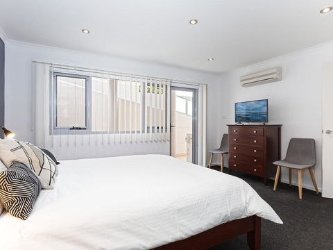 1 'Seaview', 9 Church Street - Huge Air Conditioned Unit With Lift & WIFI - Accommodation Port Hedland 1