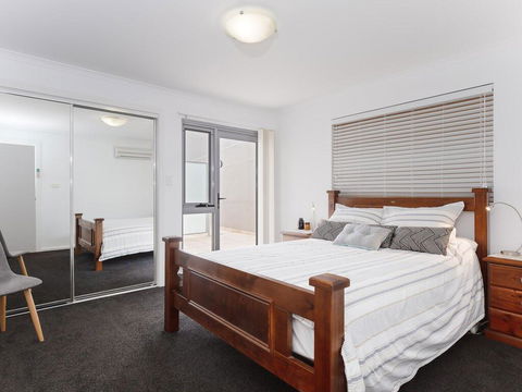1 'Seaview', 9 Church Street - Huge Air Conditioned Unit With Lift & WIFI - Accommodation Port Hedland 3