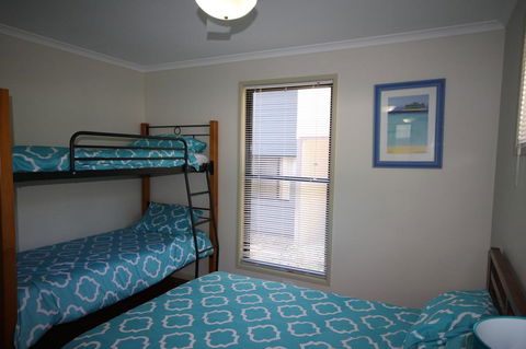 1 Naiad Court - Lowset Family Home With Swimming Pool And Covered Deck. Pet Friendly - Accommodation Port Hedland 0
