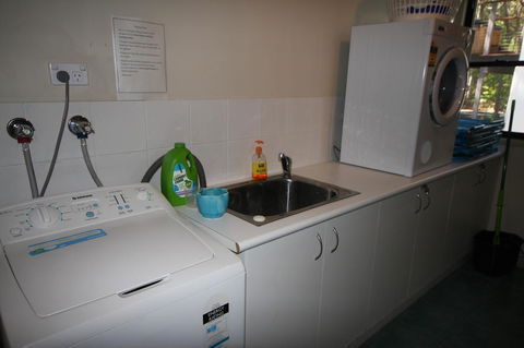 1 Naiad Court - Lowset Family Home With Swimming Pool And Covered Deck. Pet Friendly - Accommodation Port Hedland 1