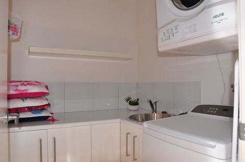 10 Double Island Drive - Modern Family Home, Centrally Located, Swimming Pool & Outdoor Area - Accommodation Port Hedland 3