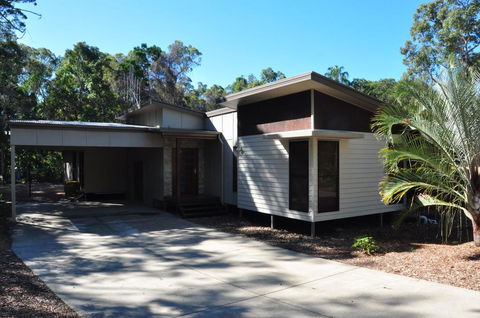 12 Satinwood Drive - Family Home With Swimming Pool Located In Natural Bushland And Close To Beach - Accommodation Port Hedland 0
