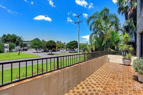 14 'THE DUNES', 38 MARINE DR - LARGE UNIT WITH POOL, TENNIS COURT AND DIRECTLY ACROSS FROM FINGAL - Accommodation Port Hedland 2