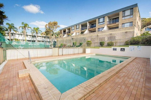 14 'THE DUNES', 38 MARINE DR - LARGE UNIT WITH POOL, TENNIS COURT AND DIRECTLY ACROSS FROM FINGAL - Accommodation Port Hedland 3
